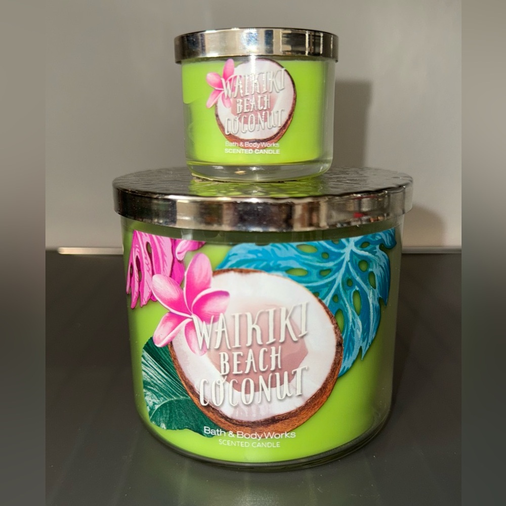 Bath & Body Works Waikiki Beach Coconut 
3WICK & MINI DUO
RARE to fine this duo